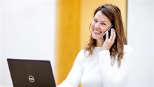 Vrouw aan de telefoon