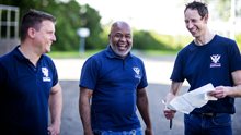 Drie mannen buiten