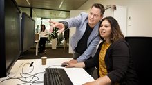 2 collega's bij bureau aanwijzen