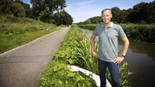 Marcel staat buiten water gras