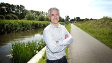 Man buiten water gras