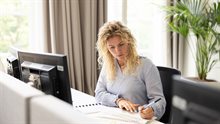 Blonde vrouw computer