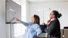 2 collega's met wijkoverzicht