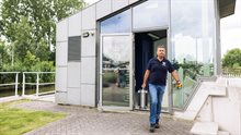 Gemaal Hoekpolder man met koffer