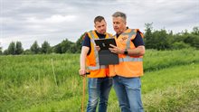 2 mannen in het veld tablet bespreken