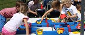 kinderen spelen buiten met waterspeelgoed