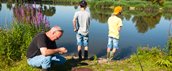 Vader aan het vissen met 2 kinderen