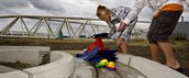 Jongen speelt met water tijdens de excursie