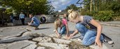 Kinderen spelen in een beekje op het schoolplein