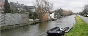 sloot naast achtertuinen woningen