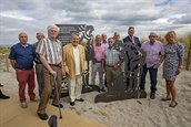 groepsfoto onthulling gedenkbeeld strand