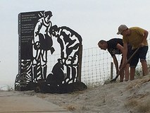 gedenkbeeld strand