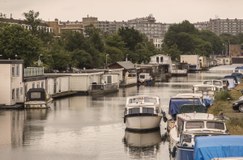 vaart met boten aan beide kanten