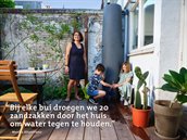 vrouw en twee kinderen in achtertuin