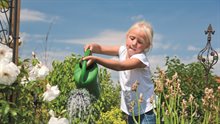 Klimaatvriendelijke tuin_meisje giet regenwater