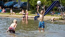 Spelen in zwemplas