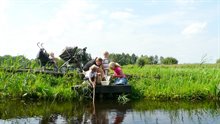 moeder met kinderen beestjes vangen, bron nat. beeldbank