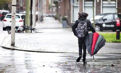 Jongen in de regen