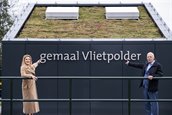 Hoogheemraad Manita Koop en wethouder Leen Snijders bij Gemaal Vlietpolder