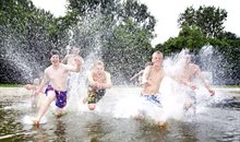 Delftse Hout, jongens in het water