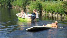 kinderen in bootje op het water