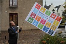 Robert Tieman hijst Global Goals vlag