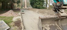Werkzaamheden bij de kade in het gebied. Met een graafmachine is er een weggegraven en met trilplaat is de grond aangestampt.
