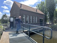 Frank bij gemaal Tedingerbroek aan de kant van de boezem op -0,43 meter NAP