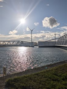 De Maeslantkering die bijna gesloten is.