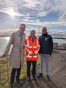 van links naar rechts: dijkgraaf Piet-Hein Daverveldt, minister Robert Tieman, Hoogheemraad Peter Ouwendijk bij de Maeslantkering