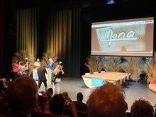 Mona Keijzer tekent het kustpact in het zand