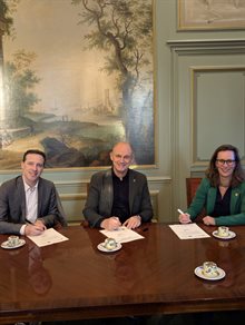 Van links naar rechts: wethouder Michel Klijmij, hoogheemraad Peter Ouwendijk, wethouder Melanie Oderwald