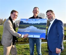 Gedeputeerde Arno Bonte, wethouder Mark Wit en hoogheemraad Stijn van Boxmeer