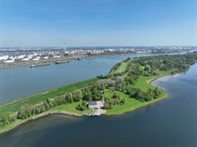 Gemaal Winsemius in het Brielse Meer met op de achtergrond de Nieuwe Waterweg en het gebied van Delfland