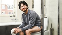 Jongen op toilet
