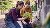 twee_vrouwen_bezig_met_geveltuin_1