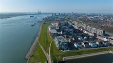 De dijk beschermd de gemeente Maassluis tegen het water uit de Maas. De gebouwen zijn dicht op de dijk gebouwd.